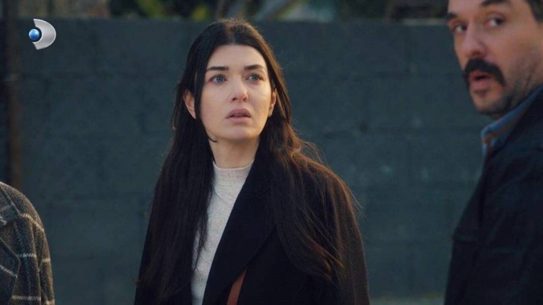 Aynı dizide buluşan iki ünlü oyuncunun benzerliği şaşkına çevirdi! Anne-kız gibiler, bakan bir daha bakıyor 3